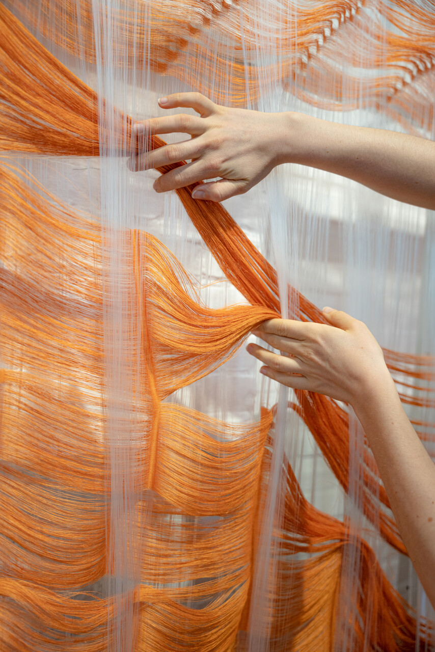  Procesfoto Fransje Gimbrére in het TextielLab. Foto door Patty van den Elshout.   